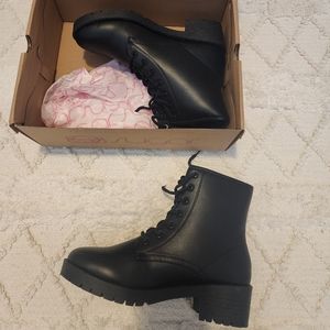 Black combat boot, lace up ankle boot